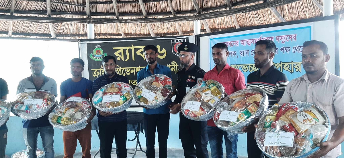 সাতক্ষীরায় আত্মসমর্পণকারী দস্যুরা পেলেন র‌্যাবের ঈদ উপহার