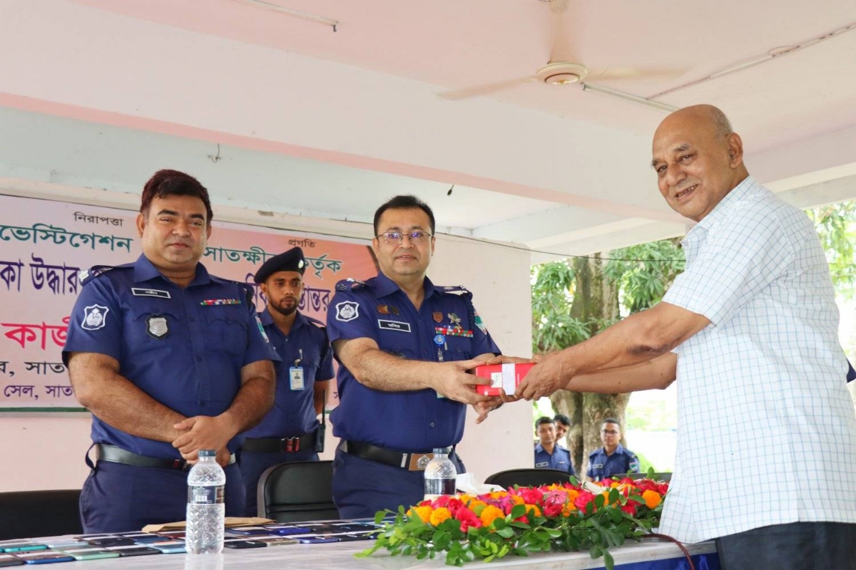 সাতক্ষীরা জেলা পুলিশের প্রচেষ্টায় ১৪৩টি হারানো মোবাইল ফিরে পেল মালিকরা