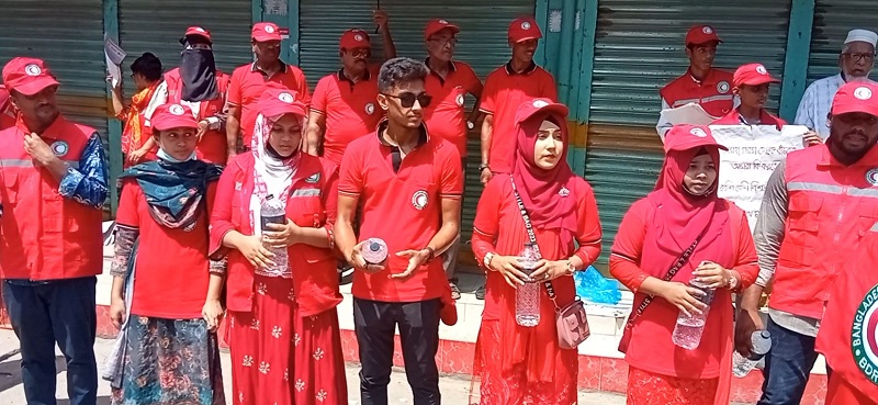 মেহেরপুরে রেড ক্রিসেন্ট সোসাইটির ১হাজার বোতল পানি ও লিফলেট বিতরণ