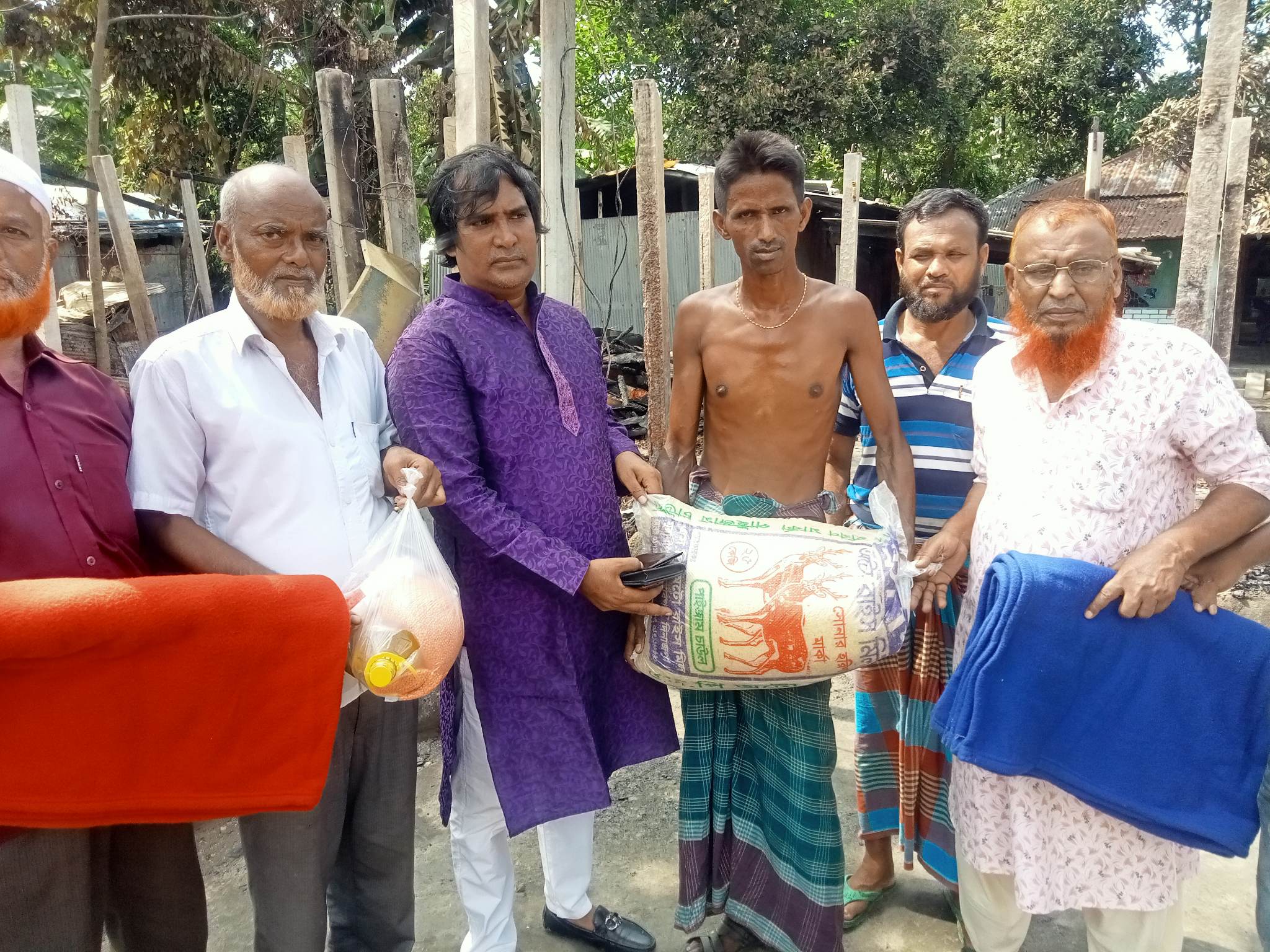 ঠাকুরগাঁওয়ে জাতীয় পার্টির উদ্যোগে খাদ্য সামগ্রী বিতরণ
