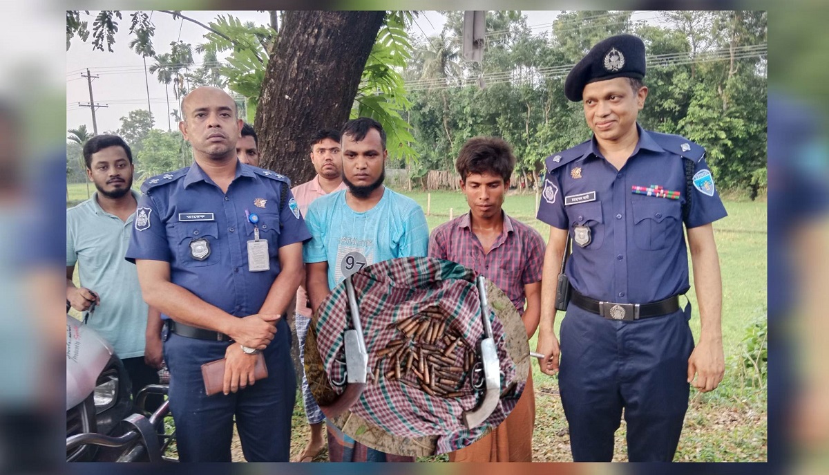 রামু থেকে ক্যাম্পে অস্ত্র সরবরাহকালে অস্ত্রসহ আটক ২