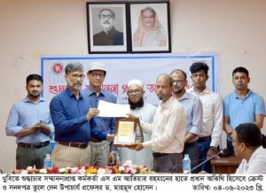 খুবির দুই কর্মকর্তা-কর্মচারীকে শুদ্ধাচার সম্মাননা প্রদান