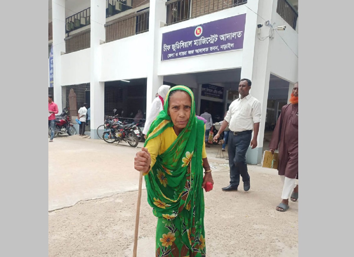 বিচারের দাবিতে আদালত চত্বরে ৮০ বছরের বৃদ্ধা