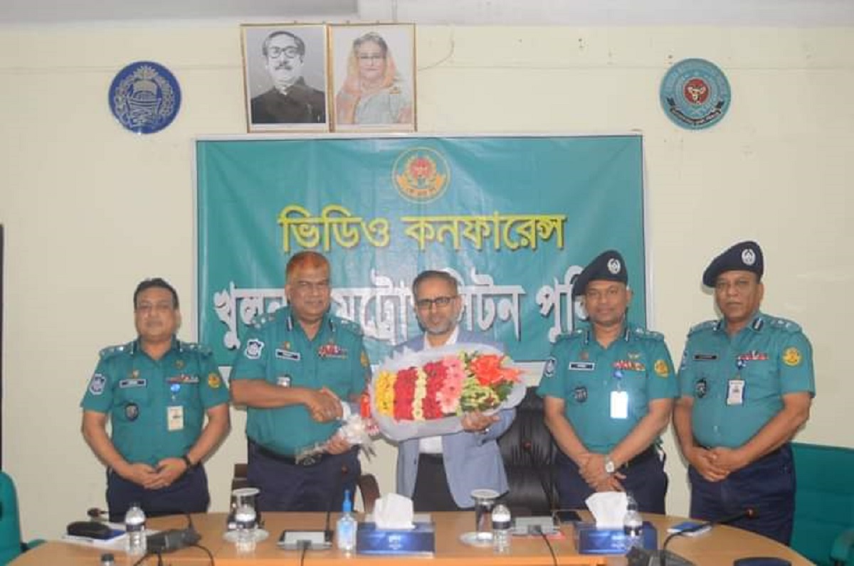 কেএমপি কমিশনার কর্তৃক খুলনা বিভাগীয় কমিশনারের বিদায়ী সংবর্ধনা প্রদান
