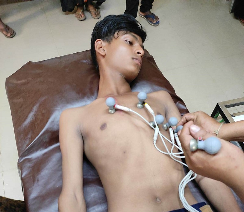 বিদ্যালয়ে অনুপস্থিতির কথা বলে দেওয়ায় শিক্ষার্থীকে মারধর