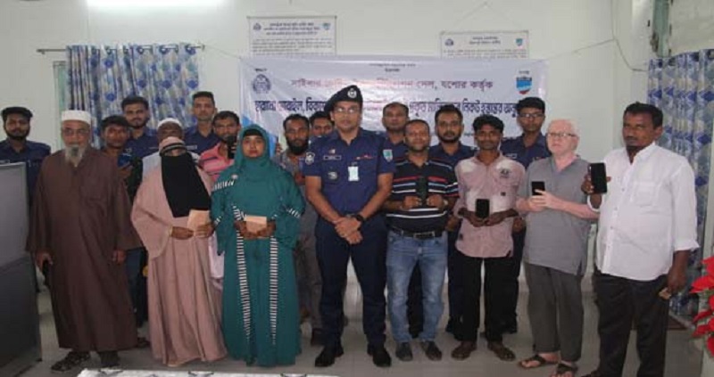 যশোরে হারানো ৬ জনসহ ২৭ মুঠো ফোন ও টাকা উদ্ধার