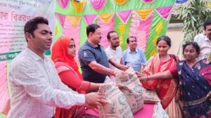 নড়াইলে কৃষকদের মাঝে বিনামুল্যে সার ও বীজ বিতরণ