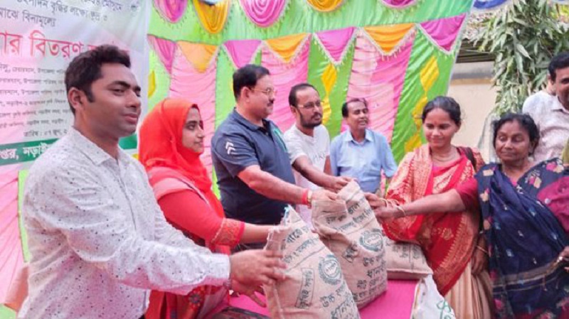নড়াইলে কৃষকদের মাঝে বিনামুল্যে সার ও বীজ বিতরণ