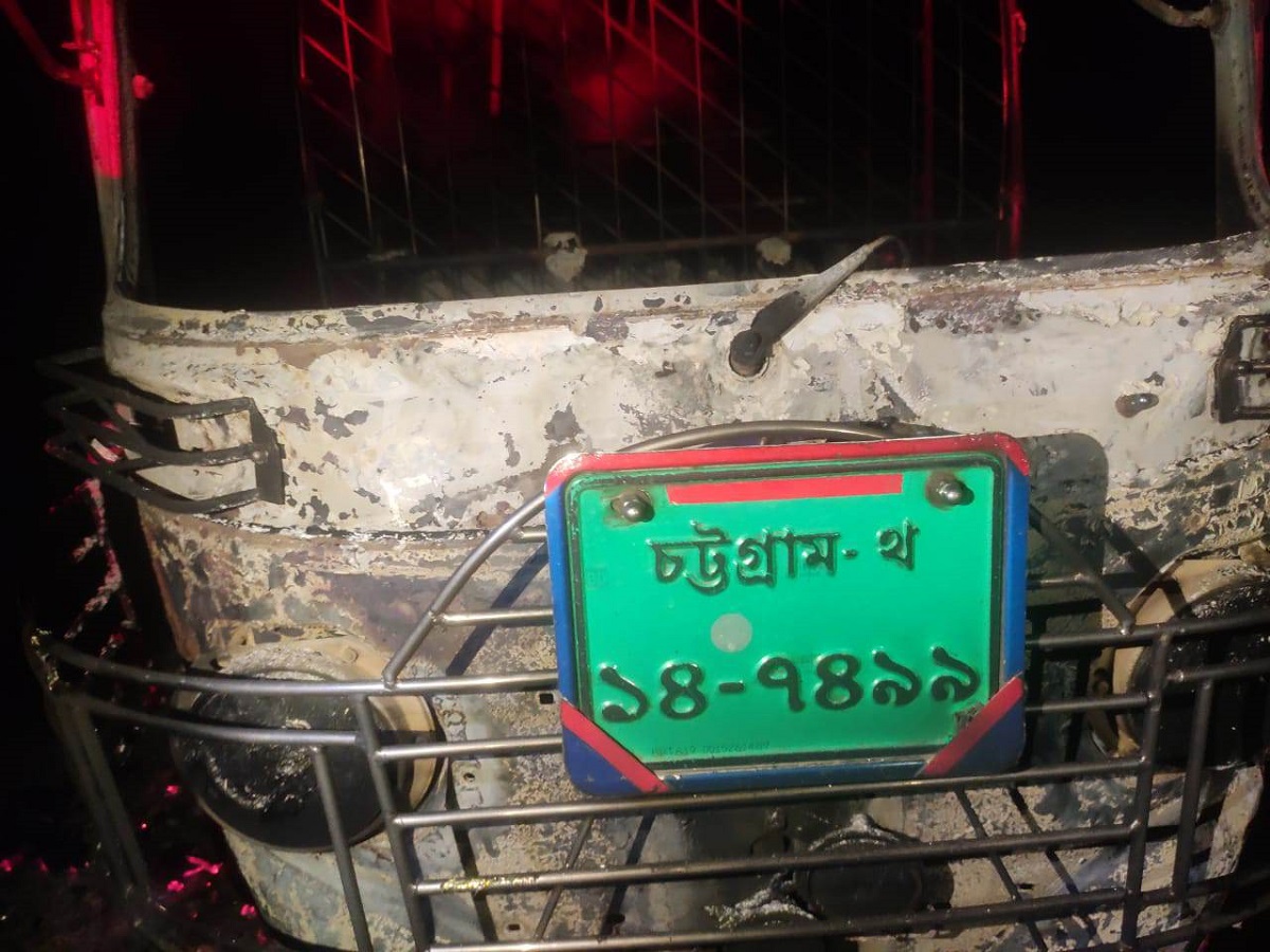 রাঙামাটিতে আবারো সিএনজি পুড়িয়ে দিলো সন্ত্রাসীরা