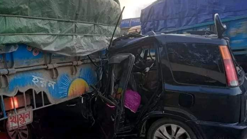 দাঁড়িয়ে থাকা ট্রাকের পেছনে প্রাইভেটকারের ধাক্কা, চালকসহ নিহত ২