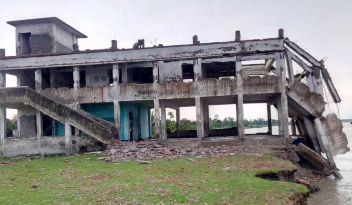 যমুনায় বিলীন হলো বেলকুচির বিদ্যালয় ভবন