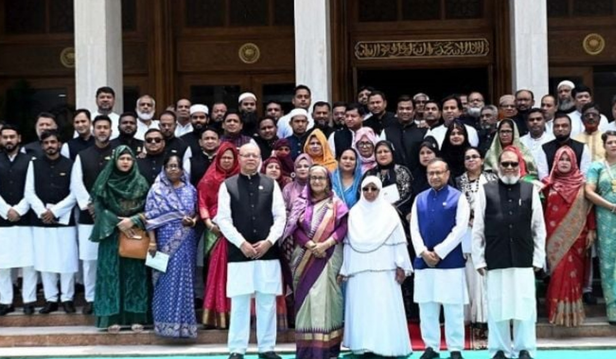 প্রধানমন্ত্রীর পা ছুঁয়ে সালাম করলেন জাহাঙ্গীর