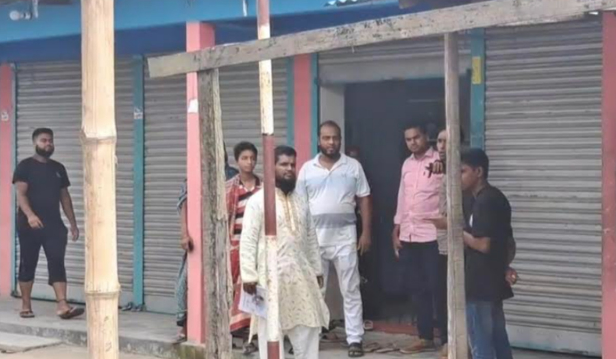 স্টাফকে বেঁধে শোরুমে দুর্ধর্ষ ডাকাতি