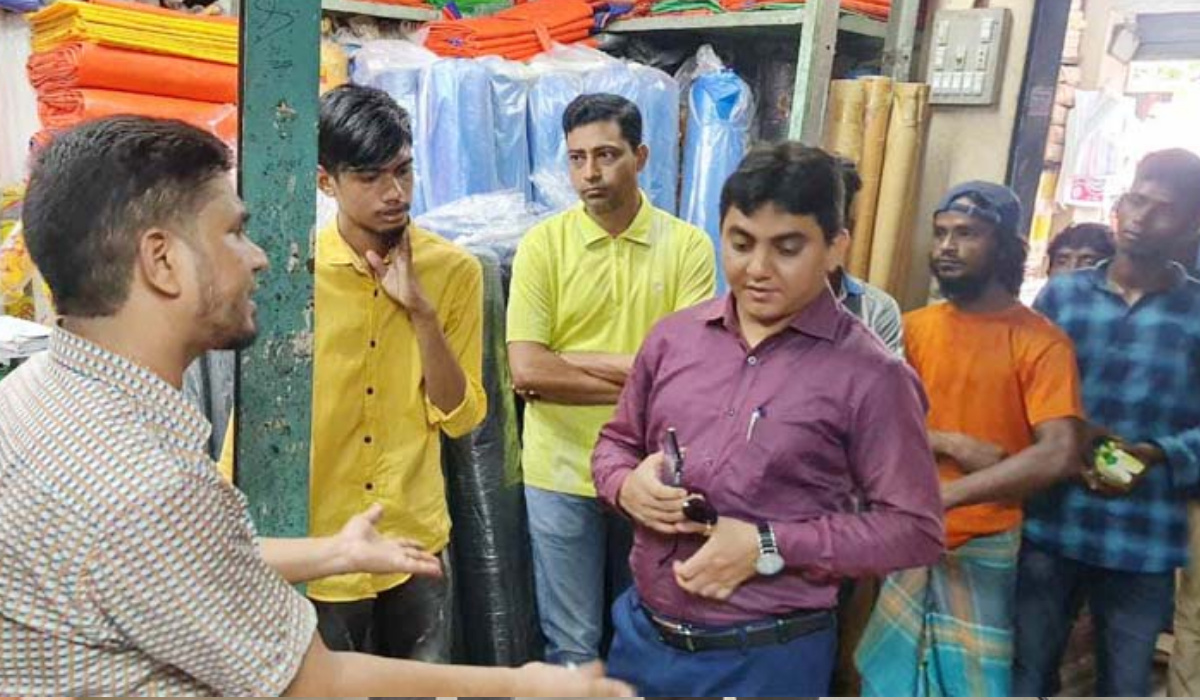 চট্টগ্রামে নিষিদ্ধ ঘোষিত পলিথিন জব্দ, জরিমানা চট্টগ্রামে নিষিদ্ধ ঘোষিত পলিথিন জব্দ, জরিমানা