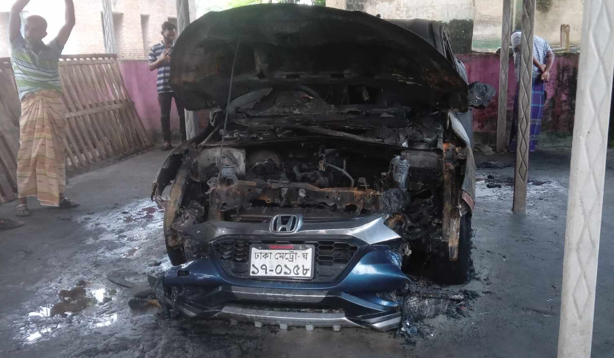 গভীর রাতে ইউপি চেয়ারম্যানের গাড়িতে দুর্বৃত্তদের আগুন