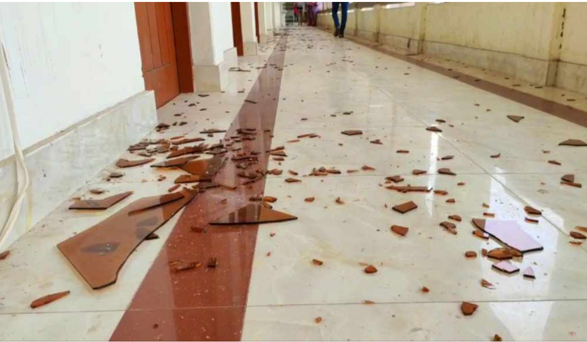 ঠাকুরগাঁও জেলা প্রশাসক কার্যালয়ে হামলা ও ভাংচুর, পুলিশ কর্মকর্তা আহত