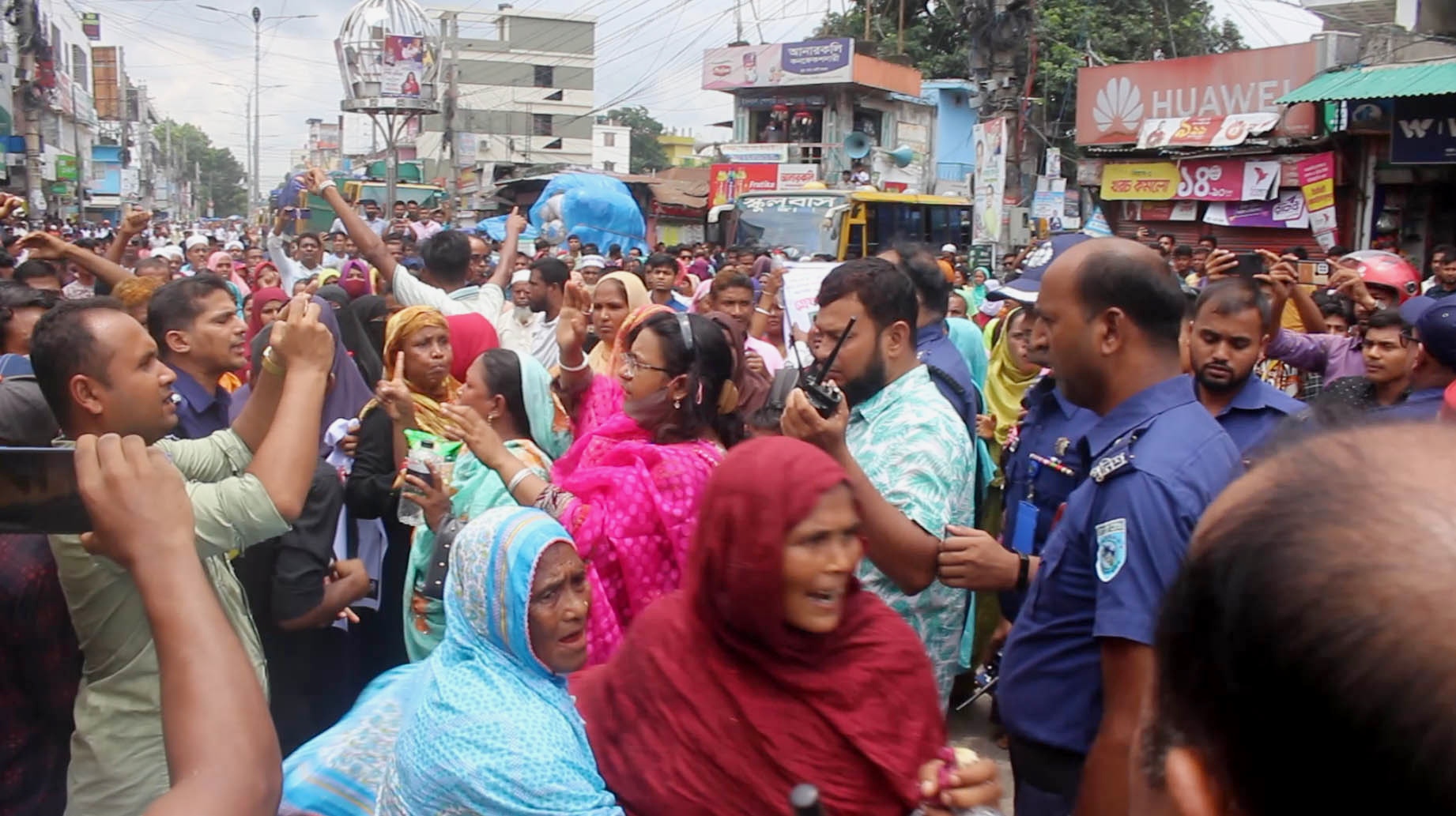 হত্যার বিচারের দাবিতে মানববন্ধন, পুলিশের সাথে ধস্তাধস্তি