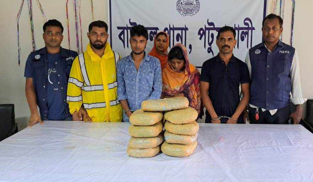 লঞ্চ কেবিনে গাঁজা বহন, নারীসহ আটক ৩