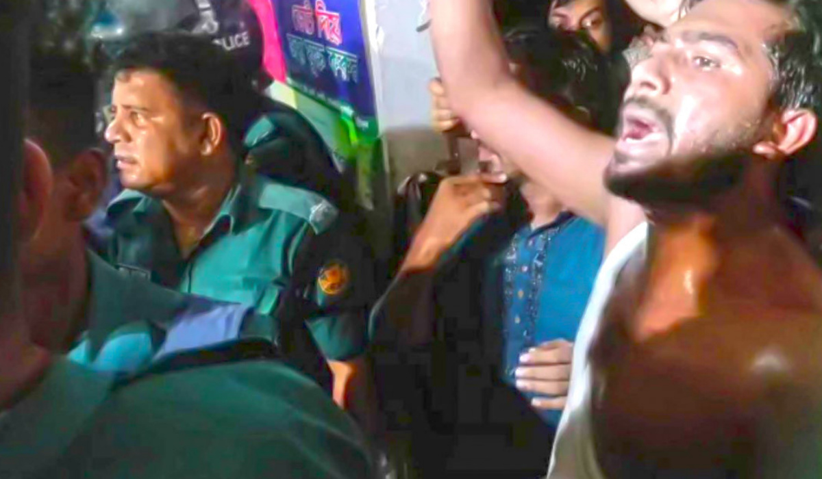 গণঅধিকার পরিষদের কার্যালয়ে নেতাকর্মীদের সঙ্গে পুলিশের ‘ধস্তাধস্তি’