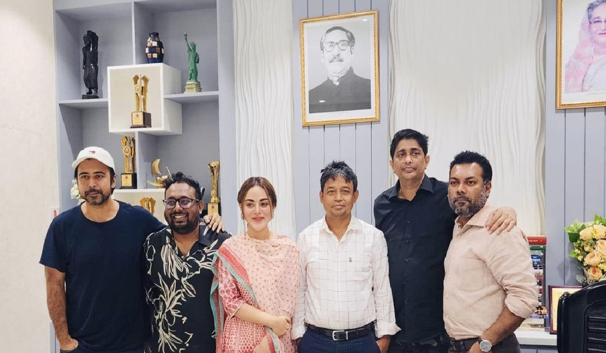 ‘সুড়ঙ্গ’ টিমের সঙ্গে ডিবি কার্যালয়ে প্রিয়তমার প্রযোজক