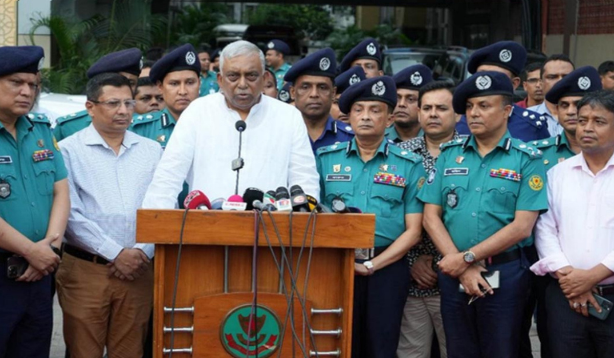 অগ্নিসংযোগের জন্য বিএনপিকে দায়ী করলেন স্বরাষ্ট্রমন্ত্রী