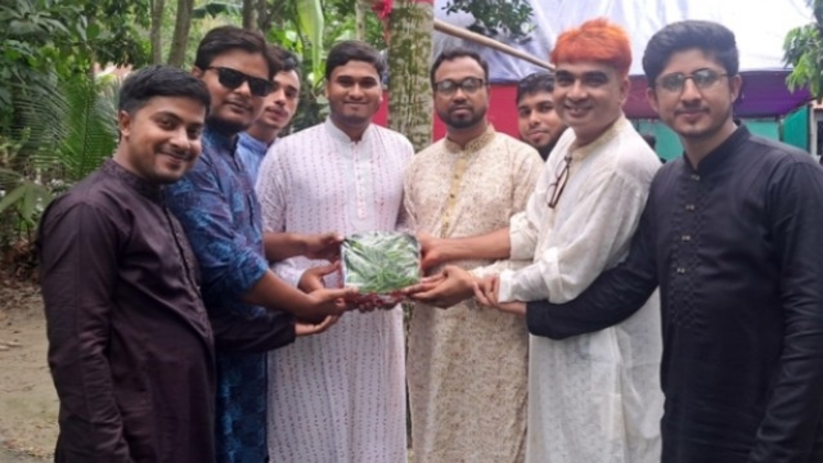 বৌভাতে উপহার ১ কেজি কাঁচামরিচ