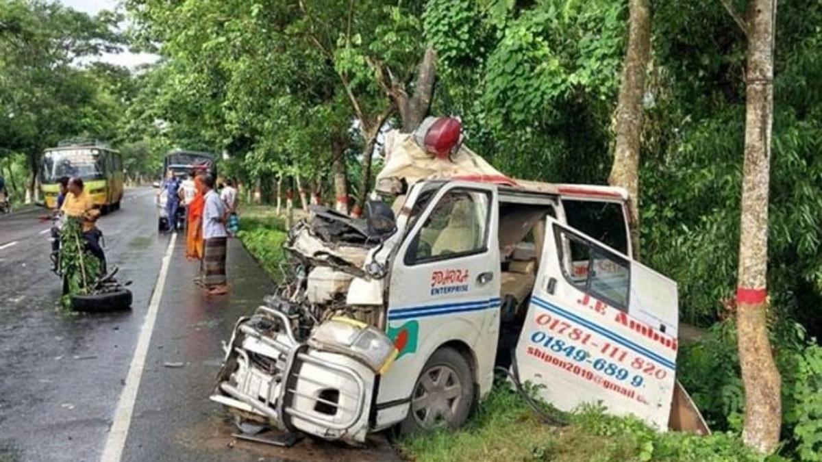 গোপালগঞ্জে অ্যাম্বুলেন্স-এস্কেভেটর সংঘর্ষে নিহত ৪