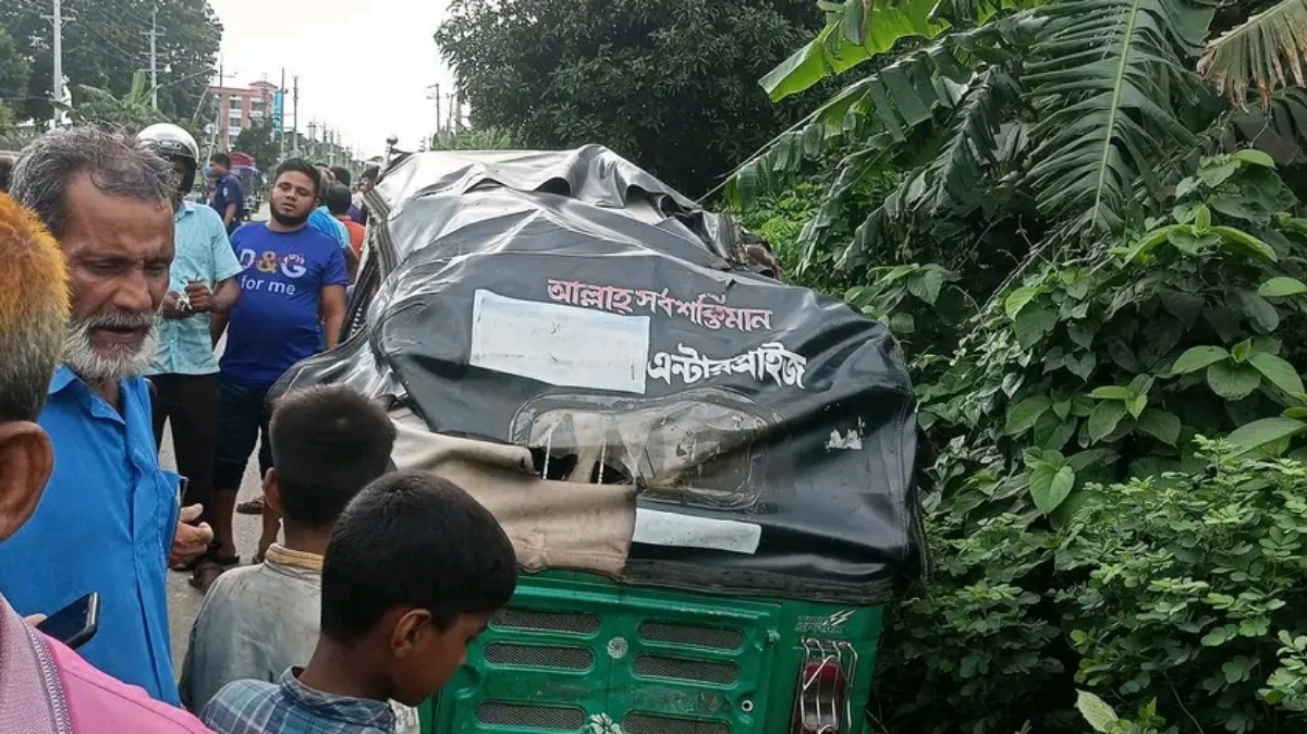 নেত্রকোণায় বাস-সিএনজি মুখোমুখি সংঘর্ষে বাবা-ছেলে নিহত