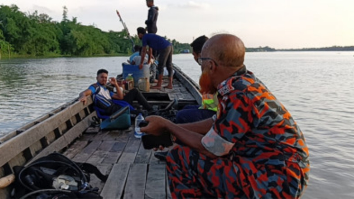 নড়াইলে দুটি ট্রলারের মুখোমুখি সংঘর্ষ, এক জেলে নিখোঁজ