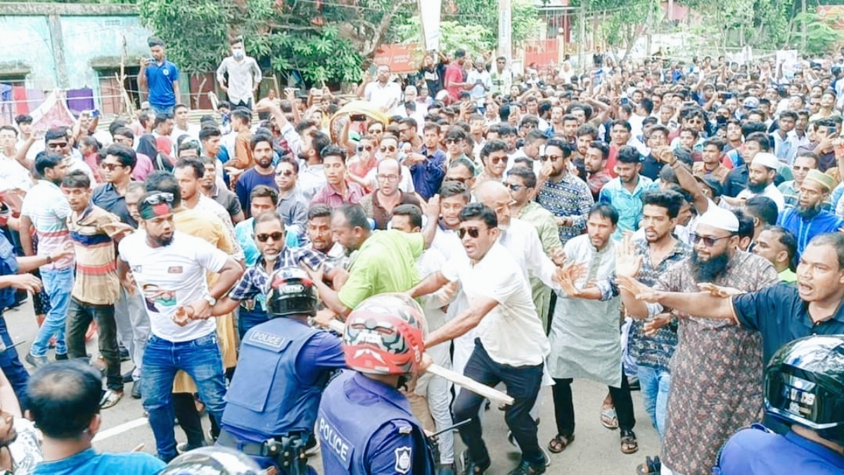 পিরোজপুরে পুলিশের সঙ্গে বিএনপি নেতাকর্মীদের সংঘর্ষ, আহত-৩৪