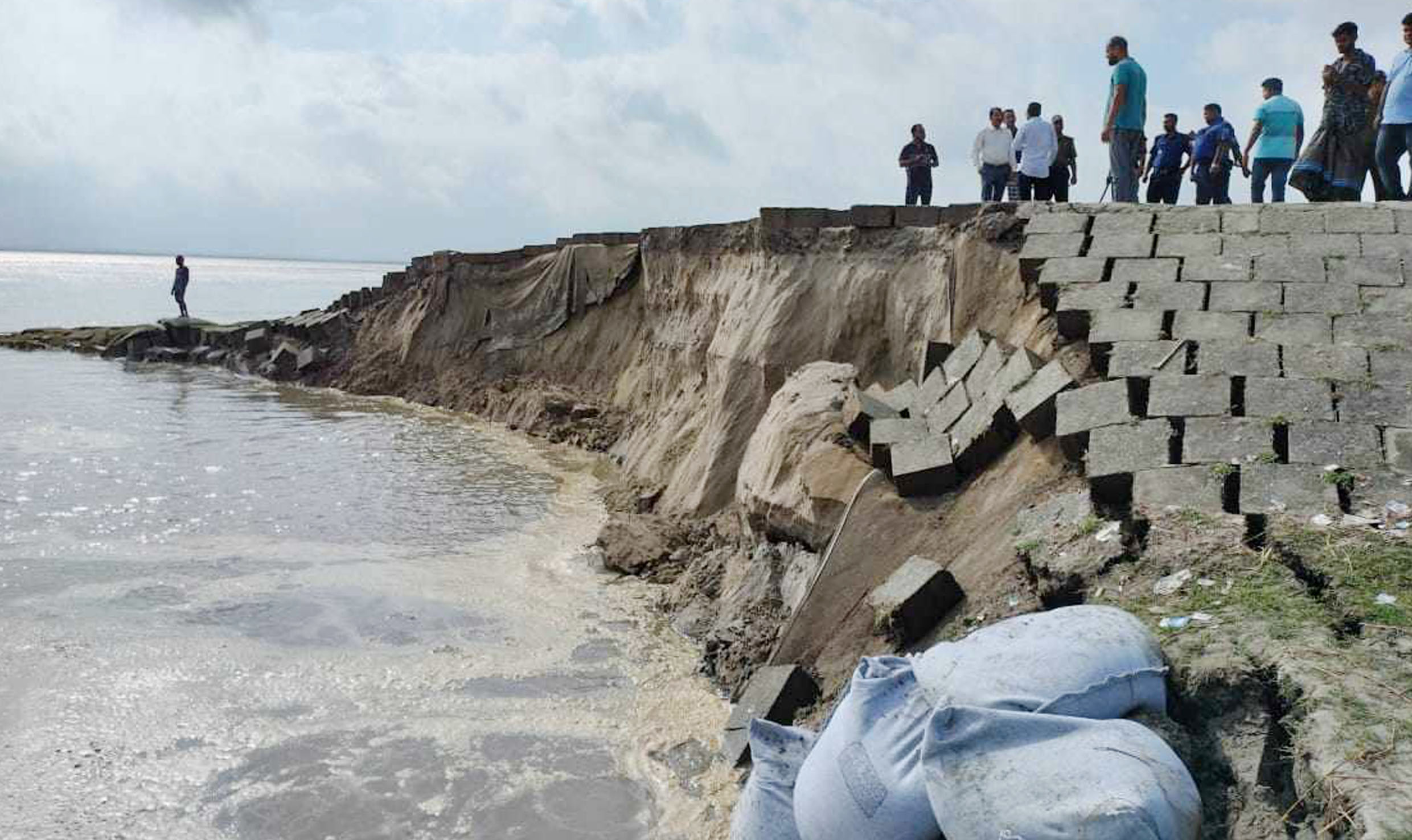 যমুনায় পানি বৃদ্ধি, ধসে গেল কাজিপুর সলিড স্পারের ৩০ মিটার