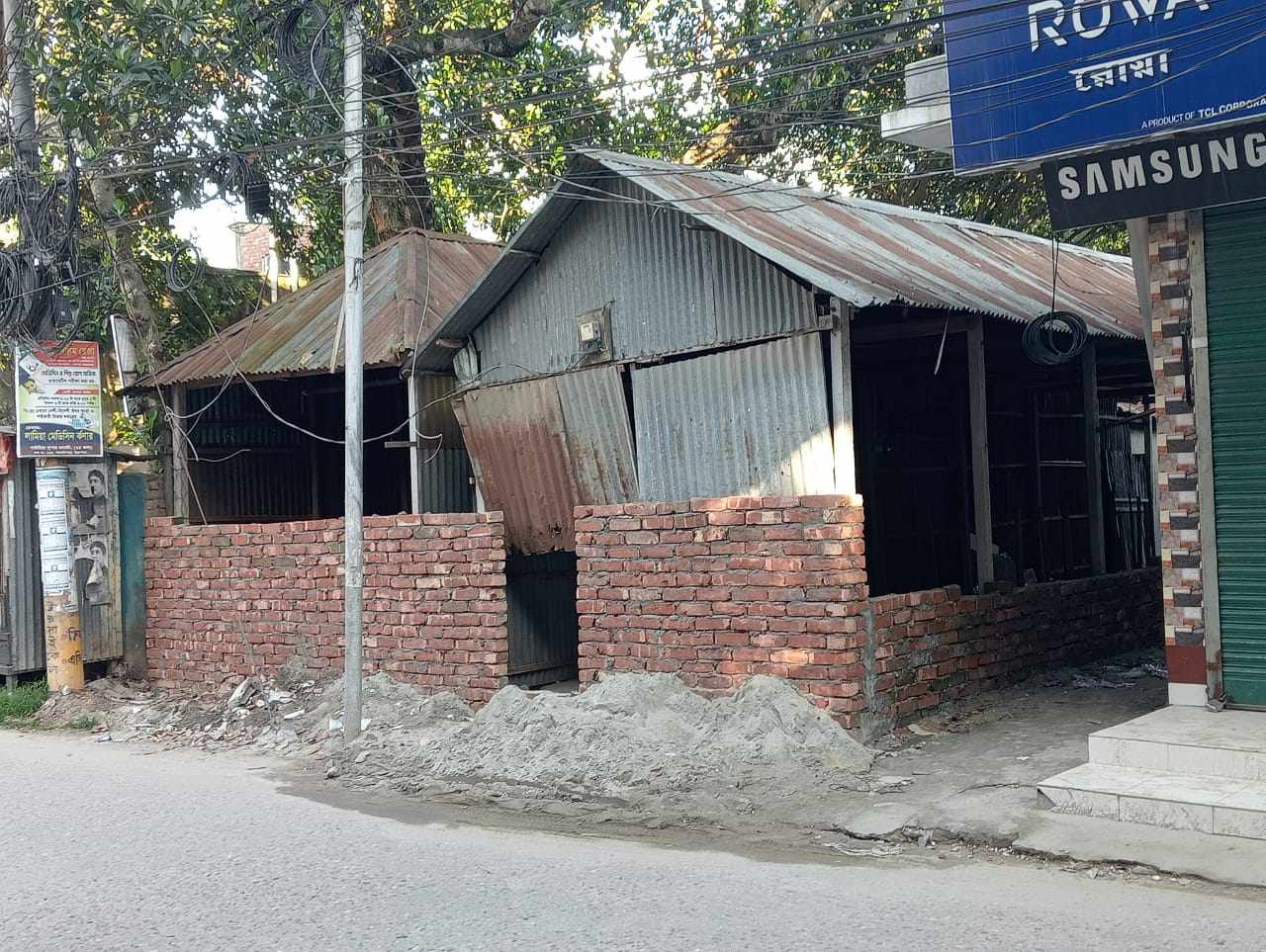 আদালতের নিষেধাজ্ঞা উপেক্ষা করে দোকানের ওয়াল নির্মাণের অভিযোগ