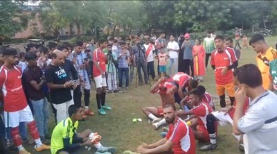 নড়াইলে ব্যস্ততার মাঝেও ফুটবল খেলায় মাতলেন মাশরাফি
