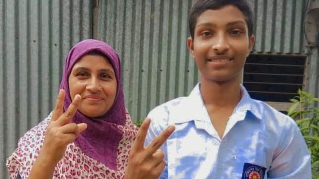 মা-ছেলের একসাথে এসএসসি পাস