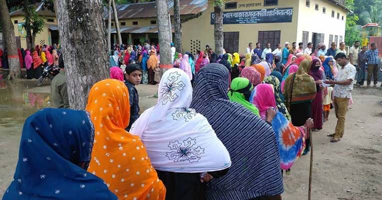 শান্তিপূর্ণ পরিবেশে বেনাপোল পৌরসভার ভোট চলছে