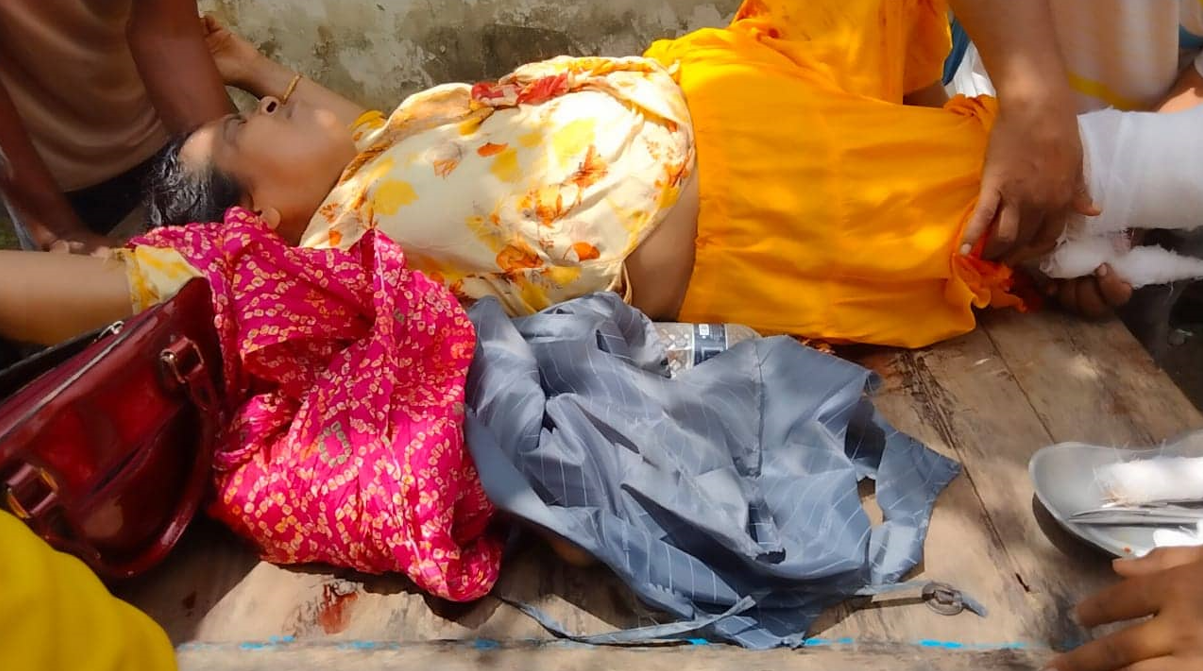 শিবচরে দুই ভ্যানের মুখোমুখি সংঘর্ষে নারীর পা বিচ্ছিন্ন