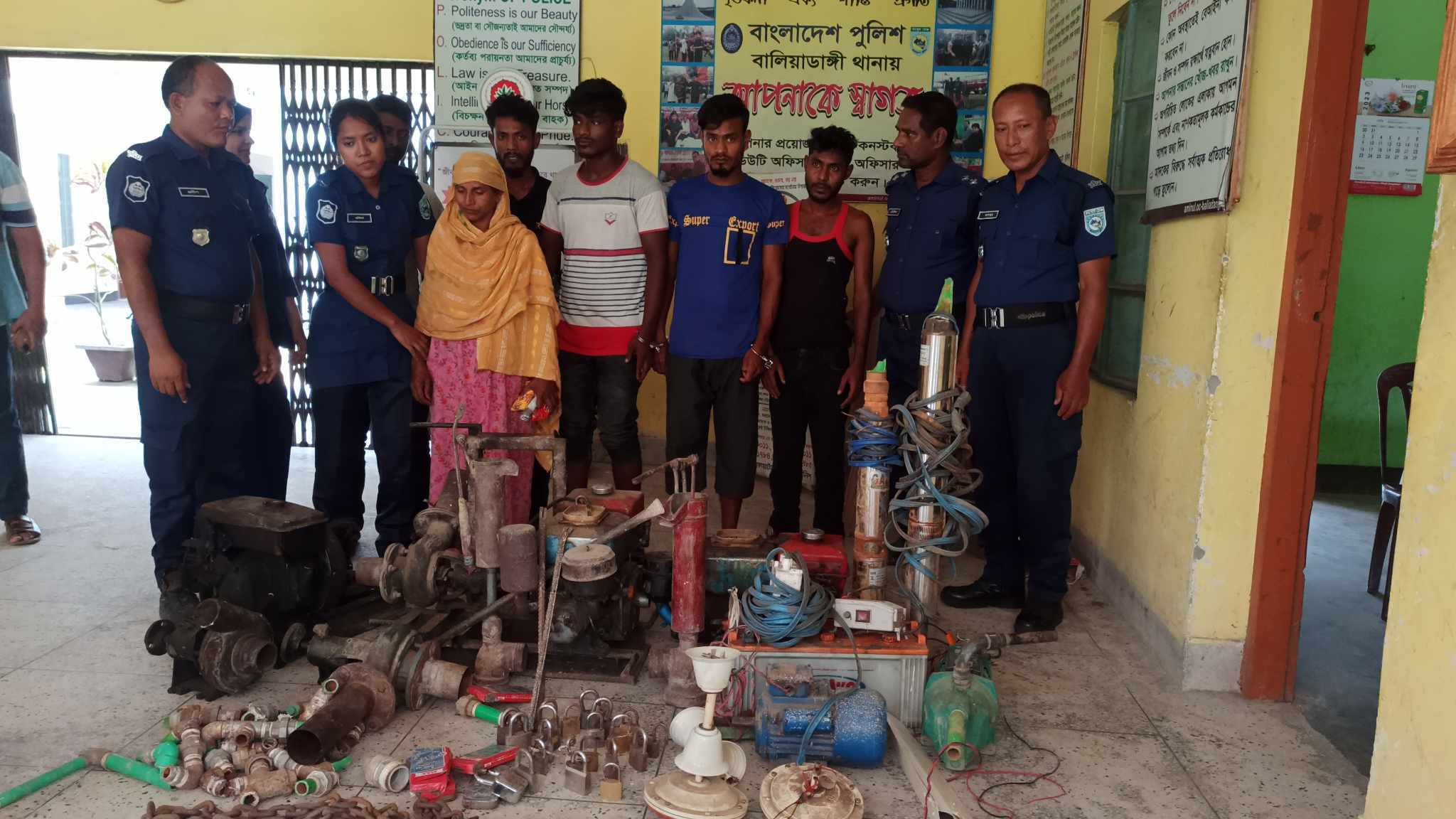 ঠাকুরগাঁওয়ে চুরিকরা জিনিসপত্র বণ্টনের সময় আটক ৬