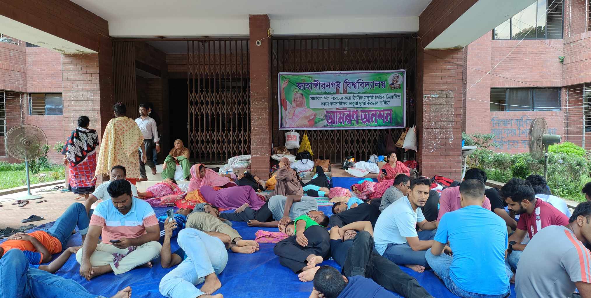 জাবির অস্থায়ী কর্মচারীদের অবস্থান ধর্মঘট গড়ালো ‘আমরণ অনশনে’