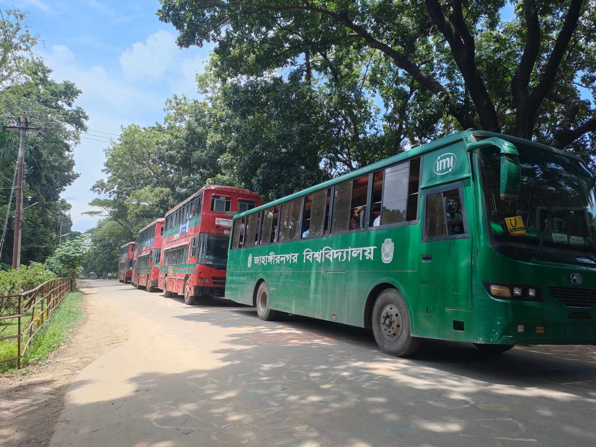 পাঁচ শতাধিক নেতাকর্মী নিয়ে শান্তি সমাবেশে যোগ দিলো জাবি ছাত্রলীগ