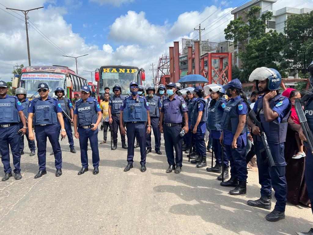 ঢাকার প্রবেশমুখে তল্লাশি, সড়কে বাস কম, যাত্রী ভোগান্তি