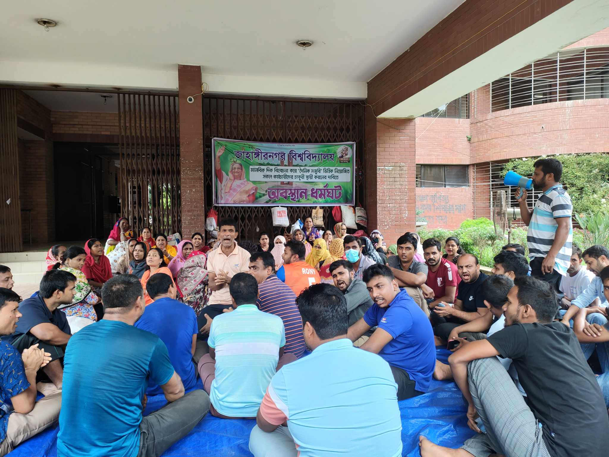 জাবিতে ১১ দিন ধর্মঘটে কর্মচারীরা, প্রশাসন থেকে খোঁজ না নেওয়ার অভিযোগ