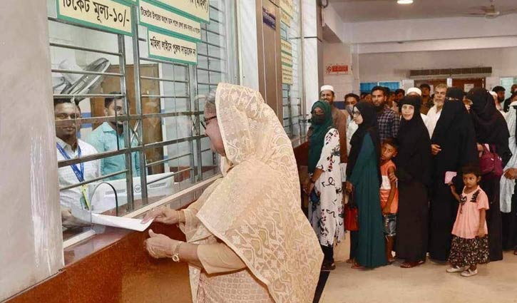 ১০ টাকার টিকিট কেটে চোখের ডাক্তার দেখালেন প্রধানমন্ত্রী
