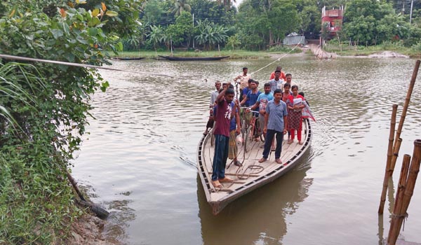 ভরসা যখন রশি টানা নৌকা