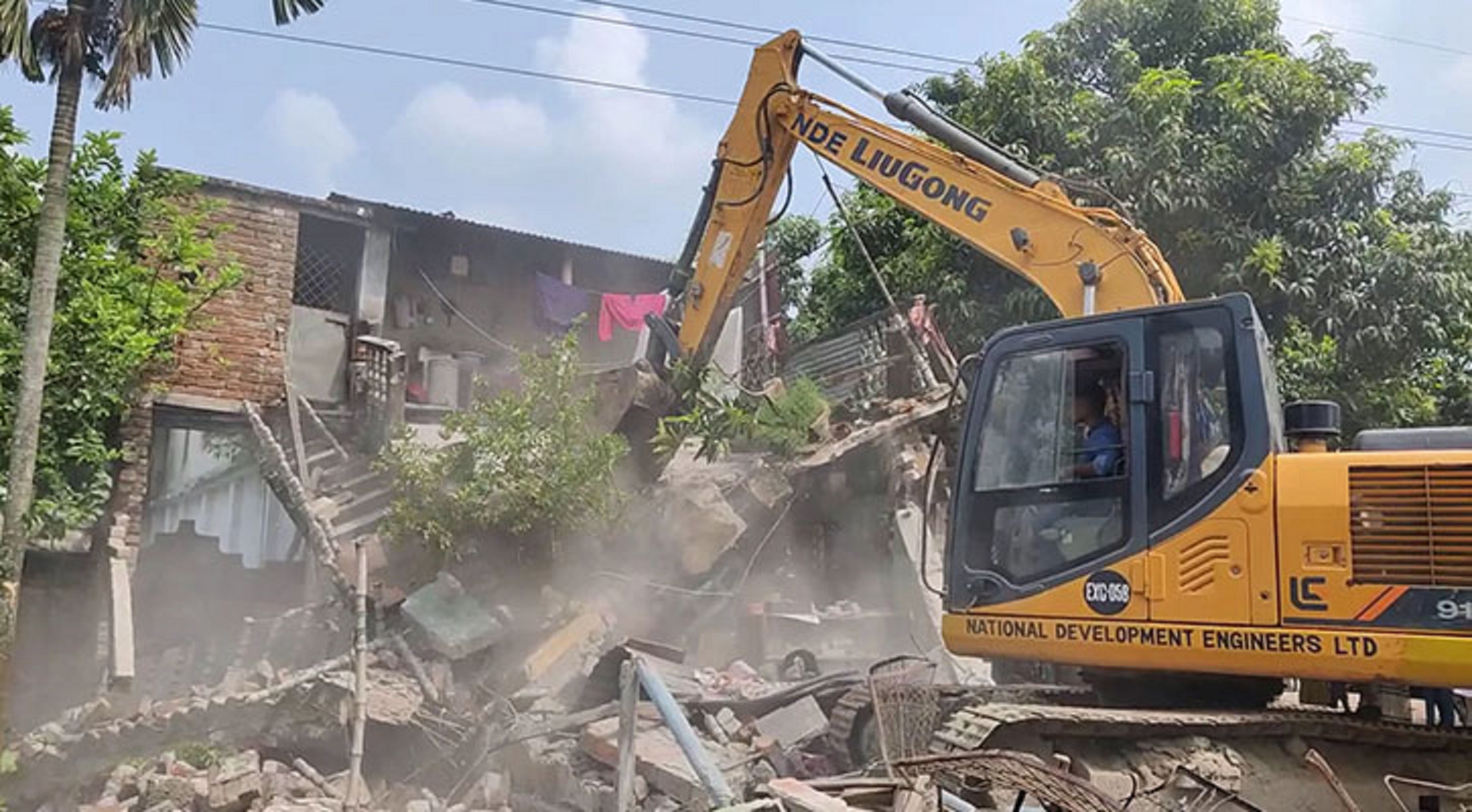 চুয়াডাঙ্গায় অবৈধ স্থাপনা উচ্ছেদে সওজের অভিযান