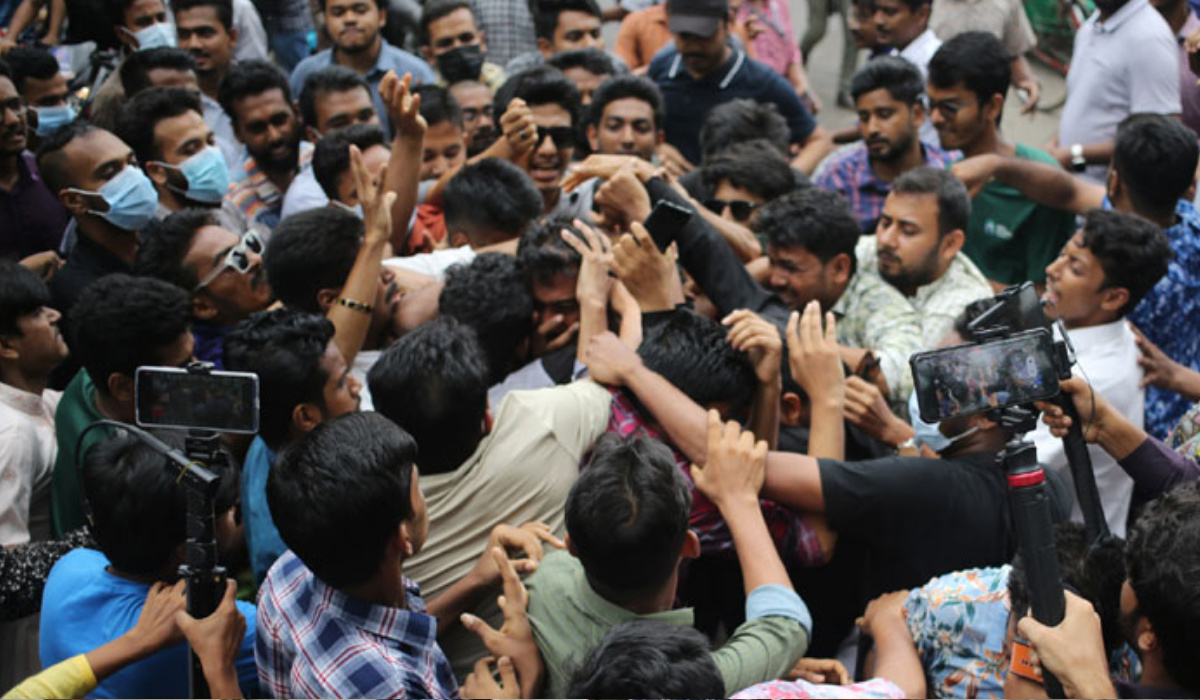 ছাত্র অধিকার পরিষদের মিছিলে নুরের ওপর ছাত্রলীগের হামলা
