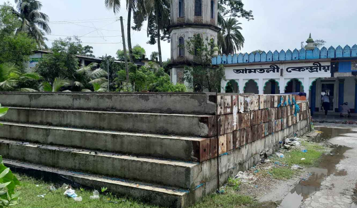 আমতলীতে মডেল মসজিদ ও ইসলামিক সাংস্কৃতিক কেন্দ্র নির্মাণ কাজ বন্ধ