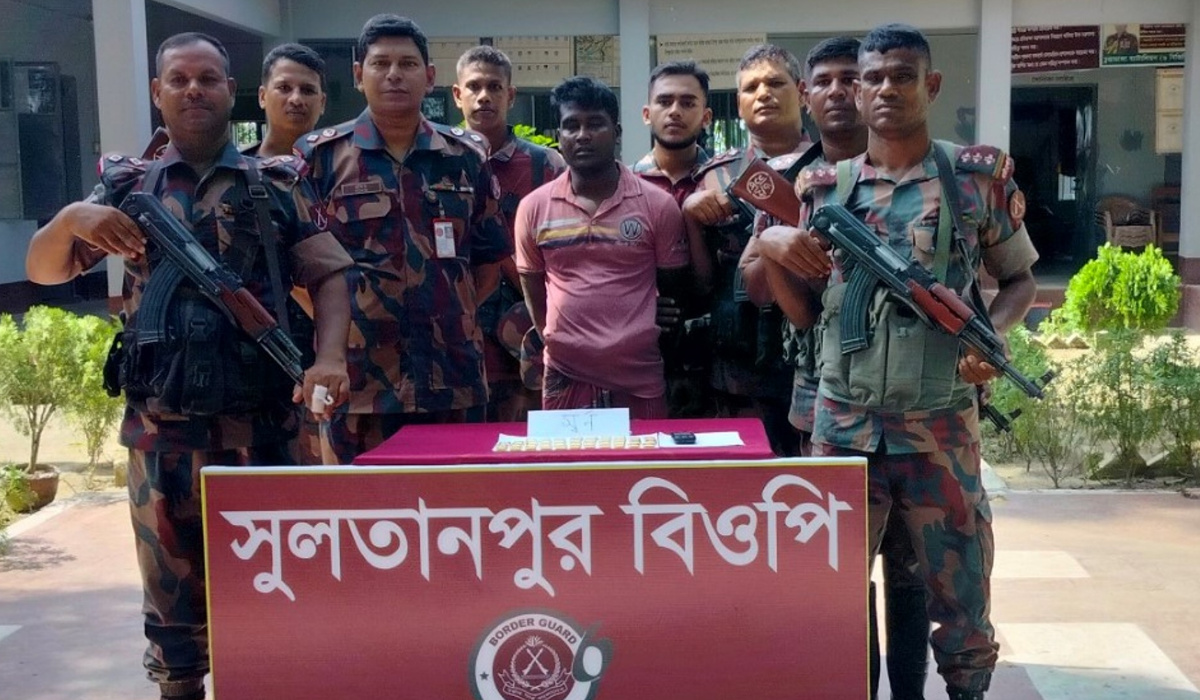 কোমরের বেল্টে পাওয়া গেল ৪৬ স্বর্ণের বার, পাচারকারী আটক