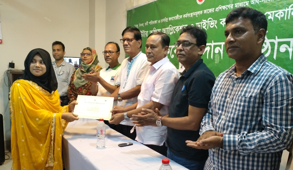 চুয়াডাঙ্গায় পিছিয়ে পড়া জনগোষ্ঠীর প্রশিক্ষণের সনদ বিতরণ