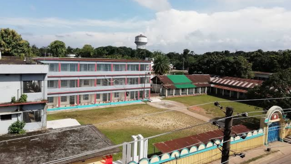 শিক্ষার্থীদের বিরুদ্ধে শ্রেণিকক্ষে মদপানের অভিযোগ