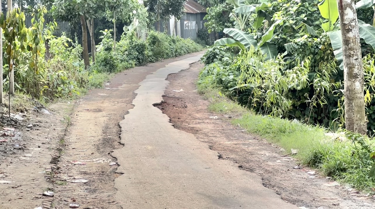 এক রাস্তার পরিবর্তে অন্য রাস্তা খনন, যাতায়াতে দুর্ভোগ 